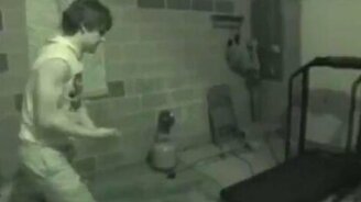 На руках по беговой дорожке - смотреть видео (0:30)