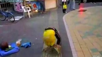 Крепкие у девочки челюсти - смотреть видео (0:43)