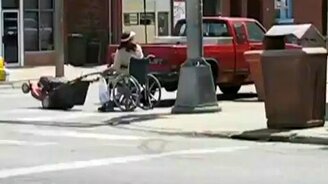 Инвалид с газонокосилкой - смотреть видео (0:21)