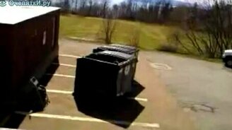 Паркурщик-мусорщик - смотреть видео (0:45)