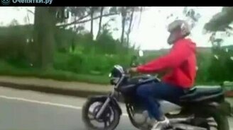 Мотоциклист-буксировщик - смотреть видео (0:33)