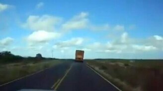 Поезд на дороге - смотреть видео (0:33)