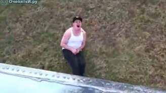 Шиной между ног - смотреть видео (0:30)