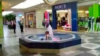 Девушка в фонтане - смотреть видео (0:23)