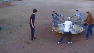 Прокатили на карусели - смотреть видео (0:40)