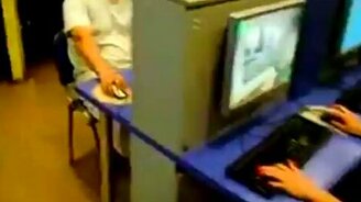 Не умеет проигрывать - смотреть видео (0:38)