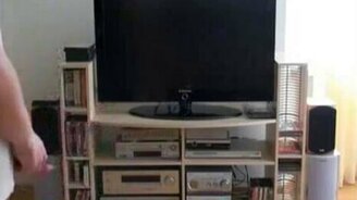 Мячом в экран - смотреть видео (0:31)