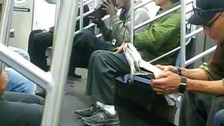 Чудик лижет обувь - смотреть видео (1:42)