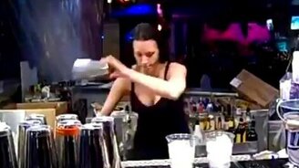 Коктейль от барменши - смотреть видео (1:35)