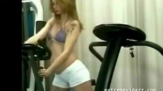 Увлеклась на тренажёре - смотреть видео (0:45)