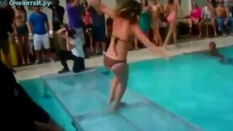 Падение в бикини - смотреть видео (0:46)