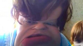 Дама корчит рожи - смотреть видео (0:48)