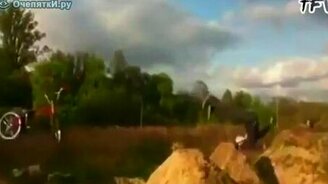 Разлетелись с велосипедом - смотреть видео (0:14)