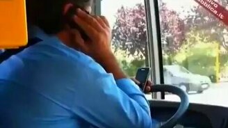 За рулём с двумя телефонами - смотреть видео (2:14)