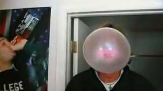 Шары из жвачки - смотреть видео (0:30)