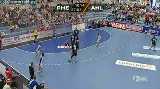 Гол в свои ворота - смотреть видео (0:46)