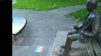Пёс играет с памятником - смотреть видео (0:43)