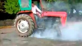 Дрифтинг на тракторе - смотреть видео (0:26)