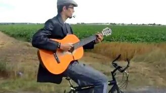 С гитарой на велике - смотреть видео (1:50)