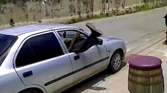 В машину через форточку - смотреть видео (0:10)