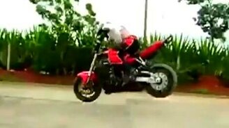 Трюкач на мотоцикле - смотреть видео (0:14)