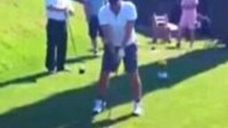 Учится играть в гольф - смотреть видео (0:30)