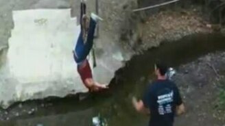 Двоих не выдержала - смотреть видео (0:21)