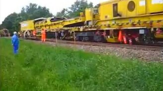 Ест и кладёт рельсы - смотреть видео (5:42)