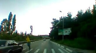 Везунчик с хорошей реакцией - смотреть видео (0:10)