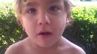 Играет с цикадой - смотреть видео (0:48)