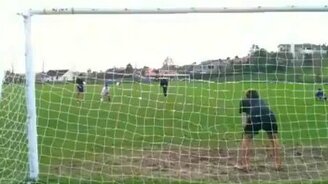 Мячом по камере - смотреть видео (0:07)