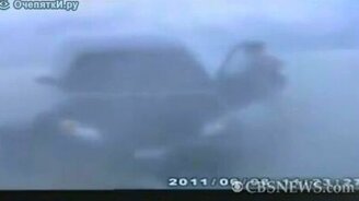 Девушку унесло ураганом - смотреть видео (0:24)