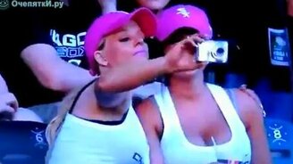 Блондинки фотографируются - смотреть видео (0:15)