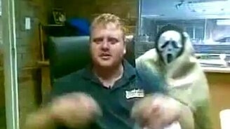 Напугали Криком - смотреть видео (0:46)