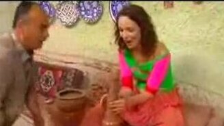 Журналистка в первые лепит из глины - смотреть видео (0:34)