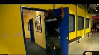 ОМОН открывает двери - смотреть видео (0:17)