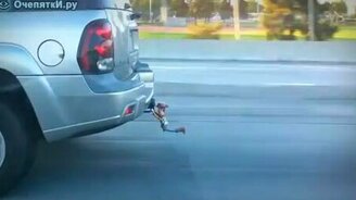 Летящий на бампере - смотреть видео (0:14)