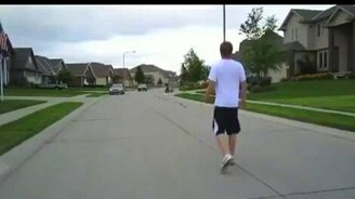 Перепрыгнул через автомобиль - смотреть видео (0:19)