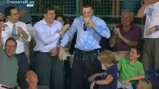 Мяч в стакане болельщика - смотреть видео (0:23)