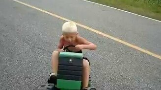 Юный тракторист - смотреть видео (0:16)