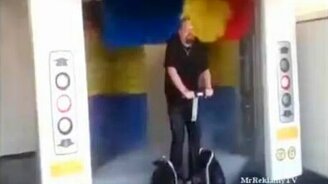 Моется на автомойке - смотреть видео (0:34)