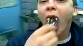 С лампочкой во рту - смотреть видео (0:35)