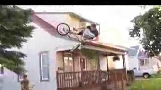 На велике и качелях одновременно - смотреть видео (5:27)