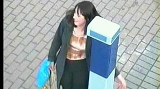 Девушка общается с милицейским столбом - смотреть видео (6:50)