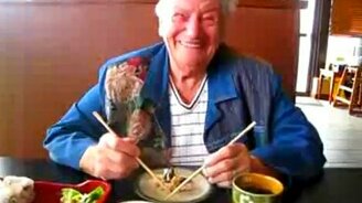 Впервые пробует суши - смотреть видео (1:07)