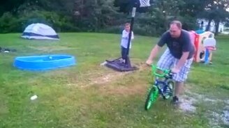 Папаша как маленький - смотреть видео (0:17)