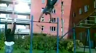 Мастер на турнике - смотреть видео (0:46)