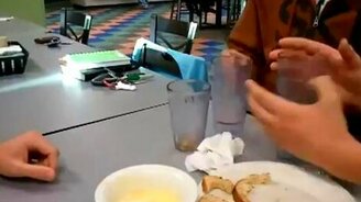 Стаканщик-виртуоз - смотреть видео (0:16)