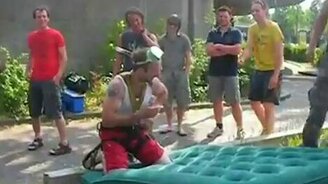 Прокатили друга с прыжком - смотреть видео (3:38)