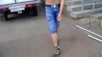 Парень с резиновыми ногами - смотреть видео (0:28)